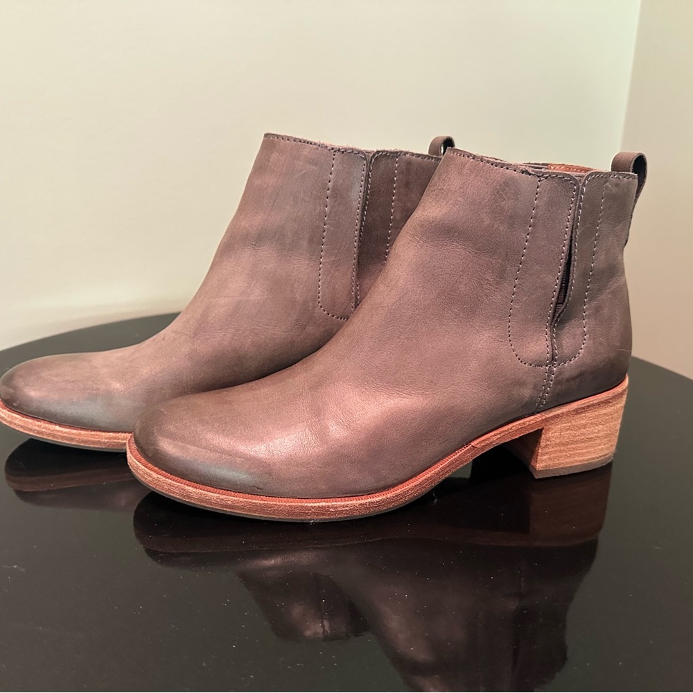 Like new Kork-Ease Mindo Chelsea Boots